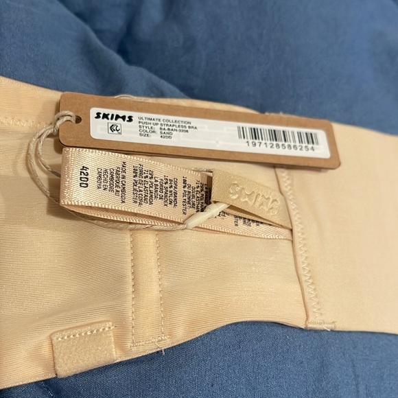 SKIMS Ultimate Bra Strapless Push-Up Bra - Picture 2 of 2